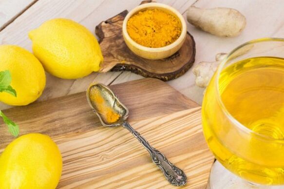 Inu me te rēmana, te kai me te turmeric hei whakarei i te kaha